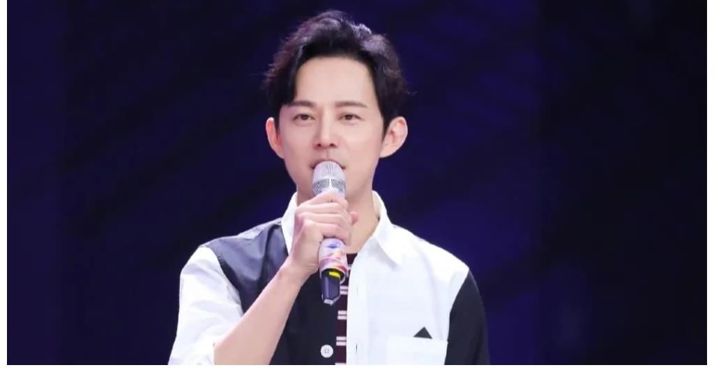 何炅憋屈?在乌镇抱着周迅痛哭后,又与魏大勋张艺兴现身朗读会