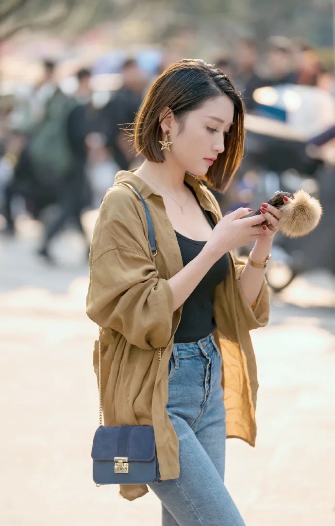 热门穿搭，时髦精都爱上了复古排扣上衣，法式搭配相识一下