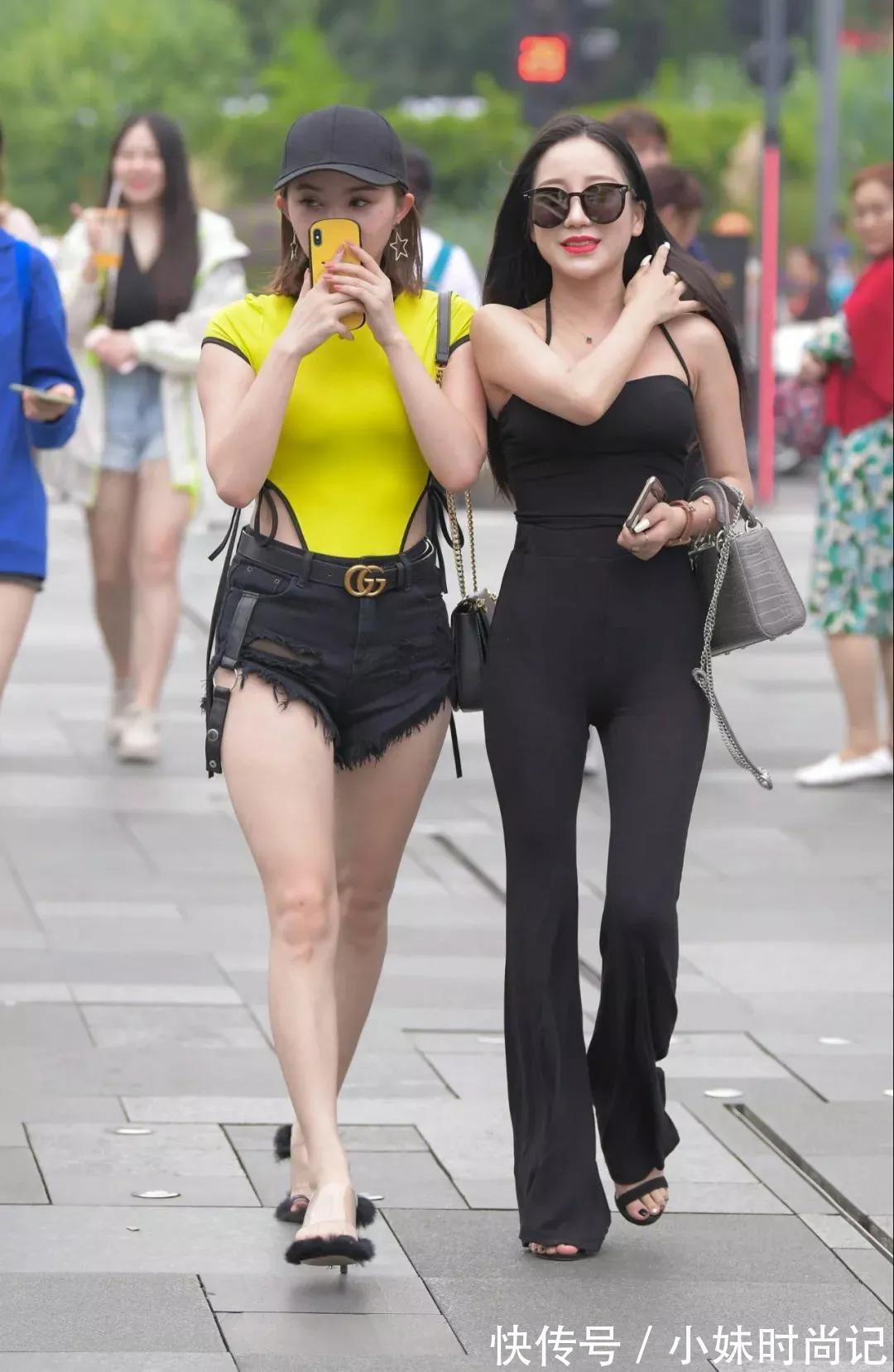 眼福 街拍:穿黑裤的时髦女,身材很正,你们有眼福了