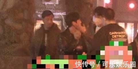 马路|何炅深夜与男子手挽手压马路,大胆上演“摸脸杀”,十指紧扣同回酒店