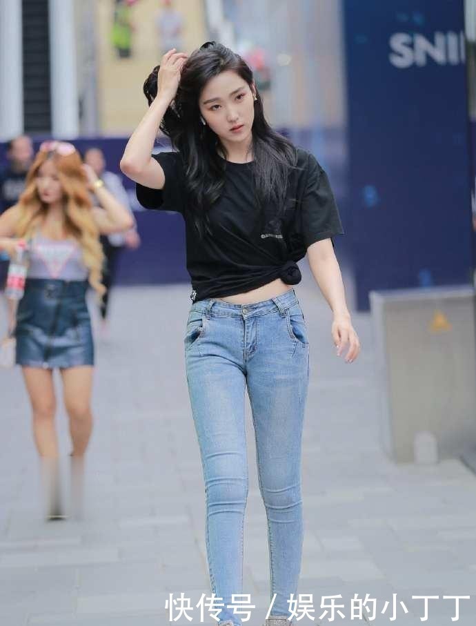 新花样|美女把基础款T恤牛仔穿出新花样,甜美笑容更亮眼