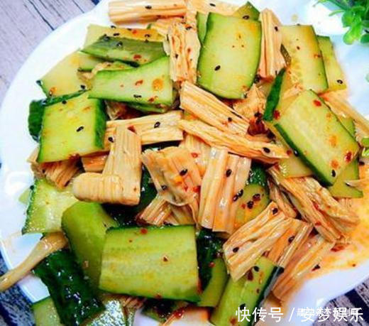  年夜饭菜谱：香脆炒黄瓜，凉拌手撕蒜，杏鲍菇炒青椒