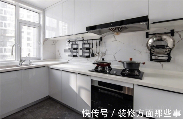 质感|?139平米现代灰色四居室,客餐厅设计有质感,大理石+木质