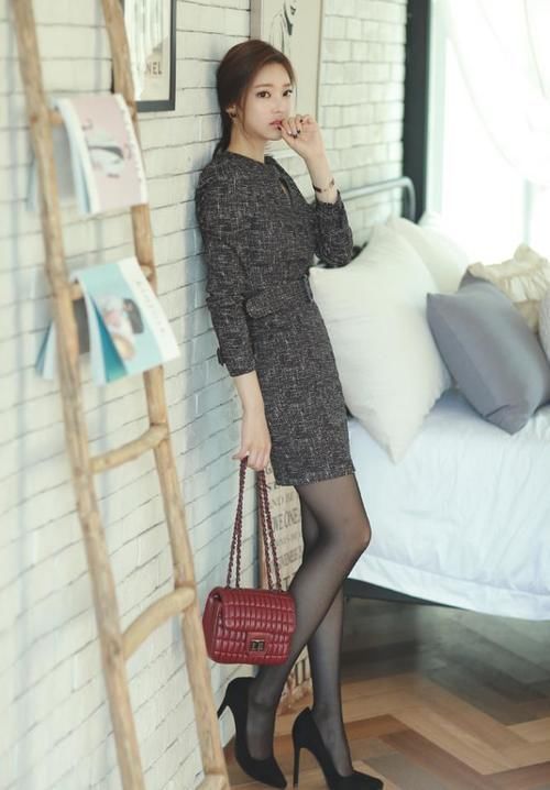 美女|美女穿搭:灰色紧身裙魅力无限,黑丝袜才是魅力之源