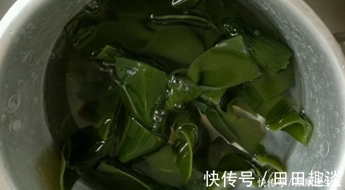 煮海带时，直接用水浸泡是错误的！很多人不懂，难怪又黑又硬！