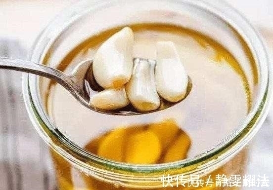 大蒜|白酒泡大蒜,功效作用大,常吃对身体好,建议收藏