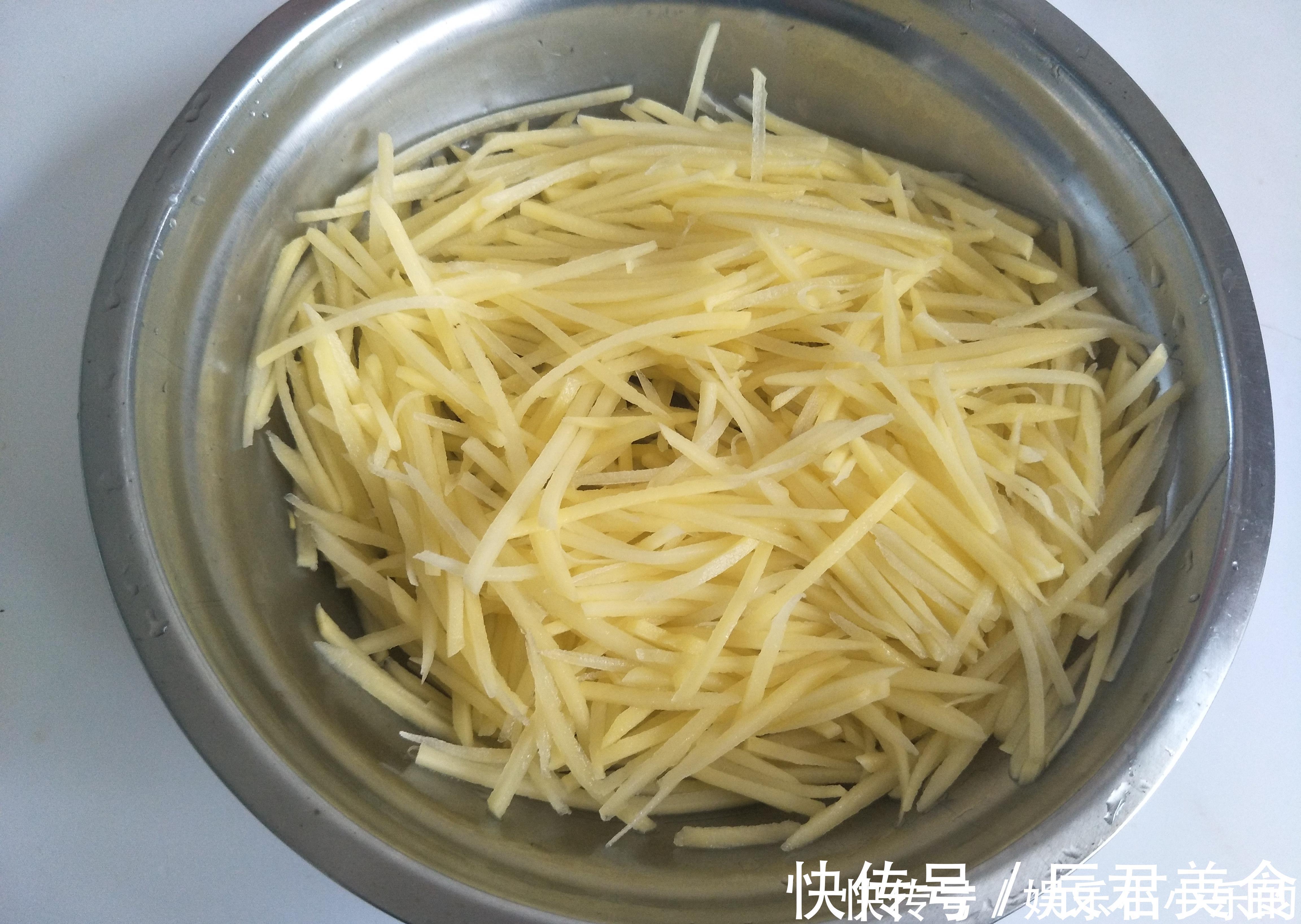 炒土豆丝时,放醋方法有讲究,教你1招,土豆丝酸香不呛口