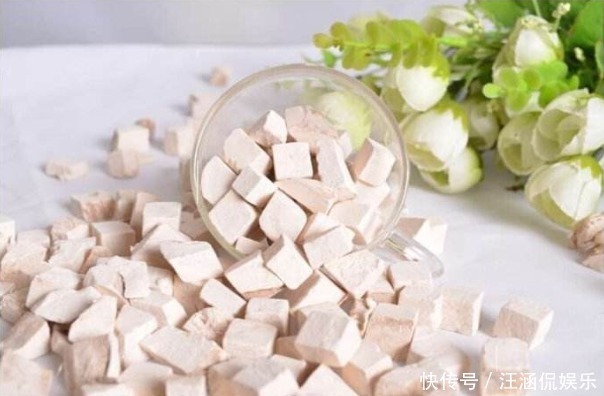 雌性激素|女人要善待自己，三种“零嘴”多吃，补充雌激素，70岁也不显老