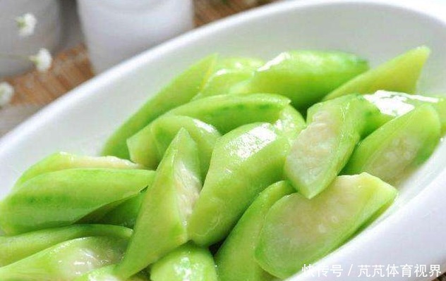 丝瓜|丝瓜直接下锅炒就错了,饭店大厨透露多加这一步,省油还不发黑