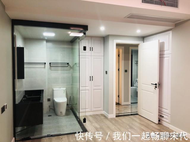 屋主|花了八个月完工,过道设计柜子很实用,主卧透明玻璃卫生间真抢眼