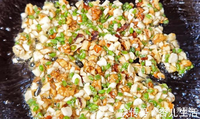 核桃|把麦穗放进锅里炒一炒,瞬间变美食,第一次见这种做法,长见识了