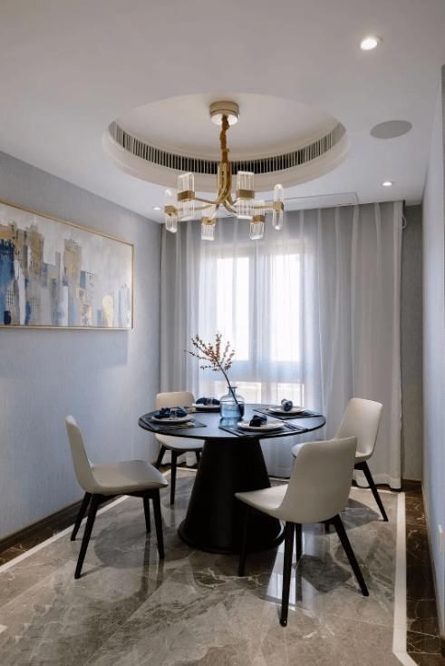 餐厅桌子选方的好，还是圆的好？