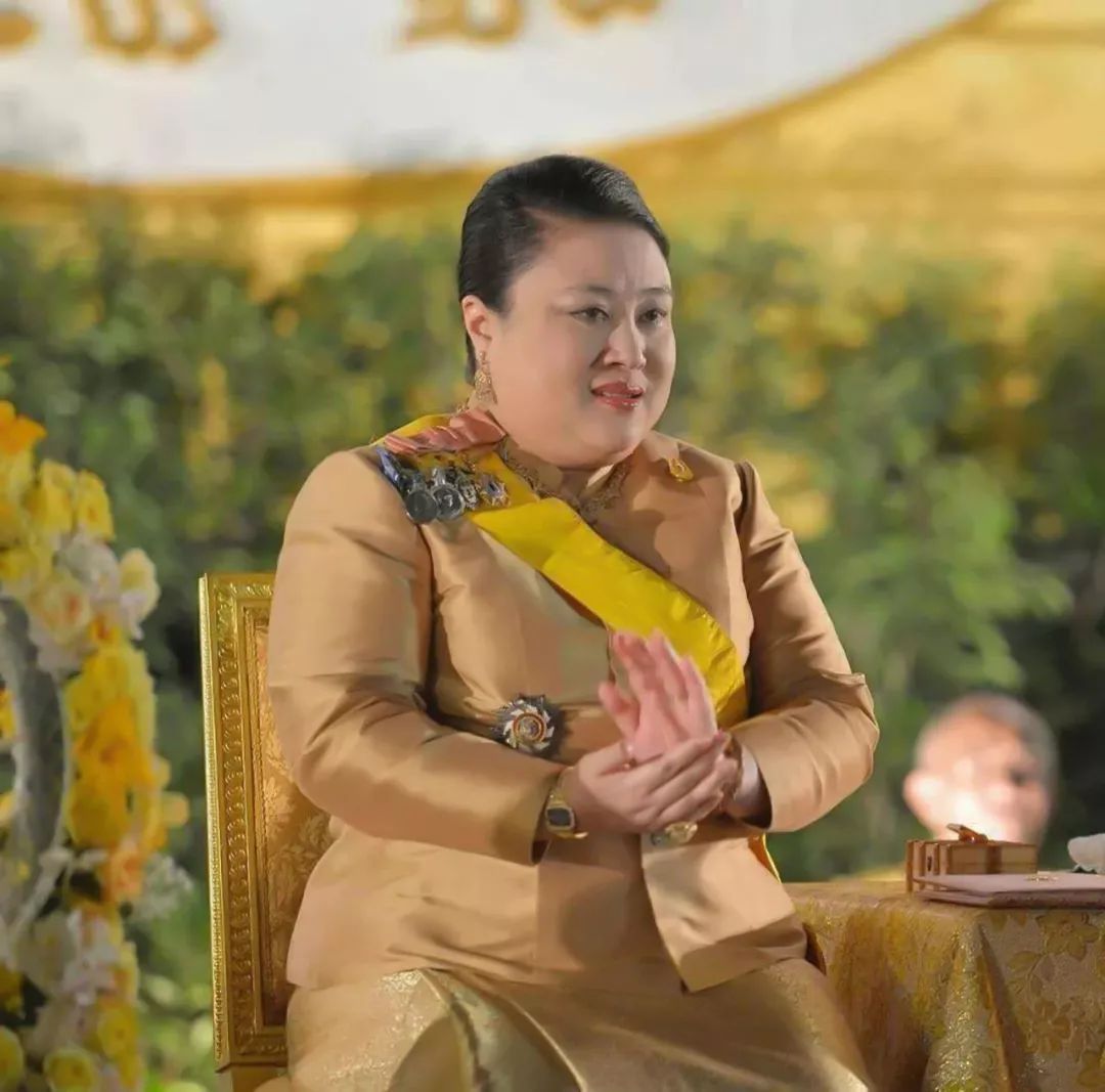 玛哈|玛哈国王休妻有惯招！都是先捧后摔，她是捧得最高摔得最狠的一个