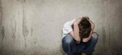 8岁男童长出“双排牙”,被拔掉时疼哭了,得知原因后奶奶崩溃