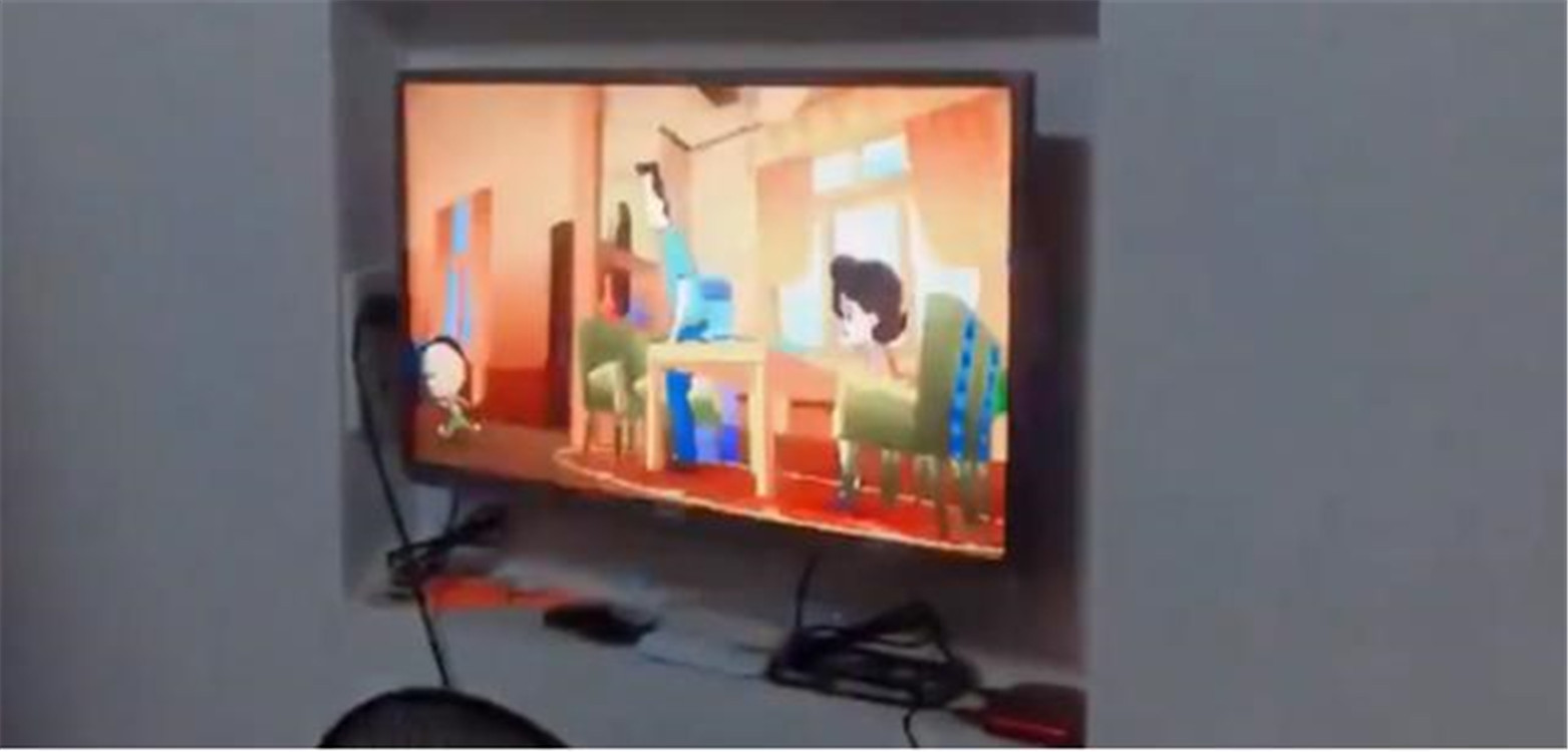 小宝宝独自看电视，宝妈却在一旁呼呼大睡