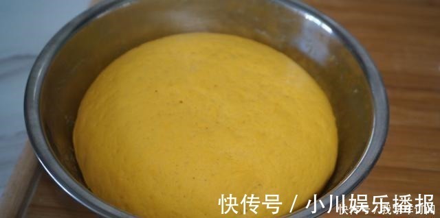 我家三天两头吃南瓜,这做法特别受欢迎,一出锅就吃了快10个