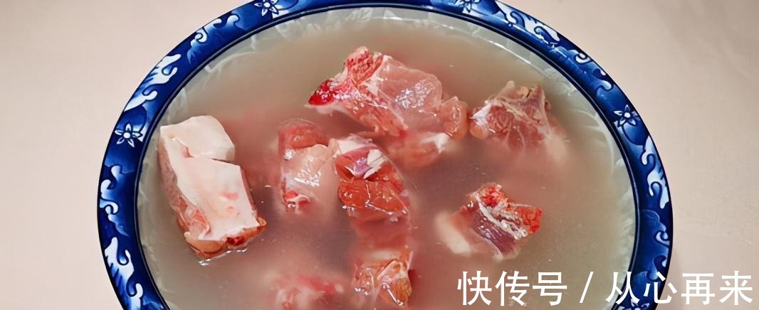排骨不管怎么做，切记不要直接焯水，多做这2步，排骨不腥也不柴