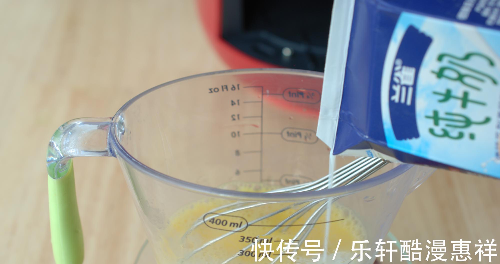 量杯|2个鸡蛋1瓶牛奶，不用奶油，做个蛋挞太简单，一捏就碎，香酥