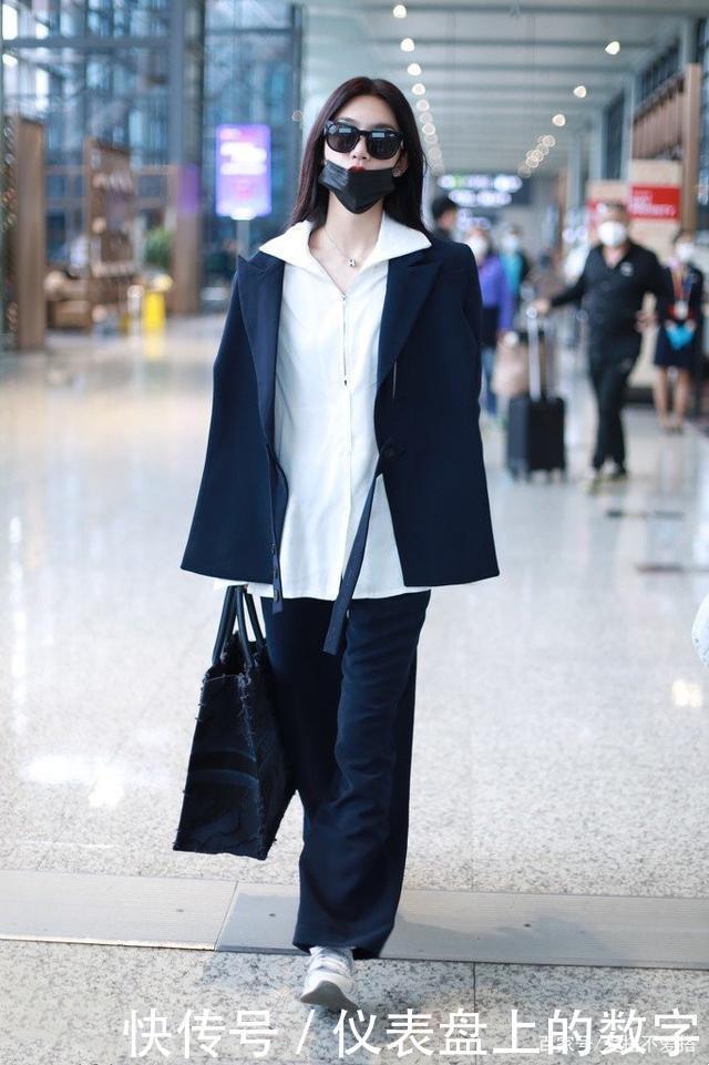 女人少穿西装吧，呆板还容易撞衫！现流行这5件外套，百搭显气质