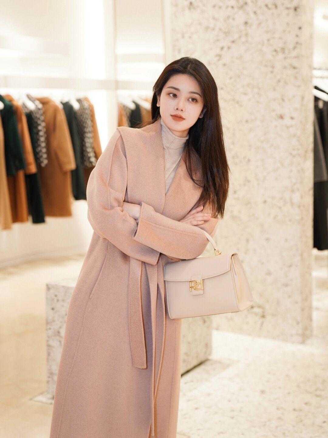 卡其色|这个冬季岂会无衣,肉桂粉大衣清新淡雅