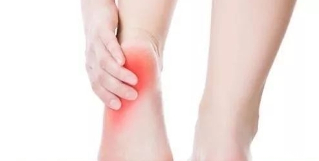 张老太|79岁老人,热水泡脚住医院,养生名医建议:泡脚有风险,需谨慎