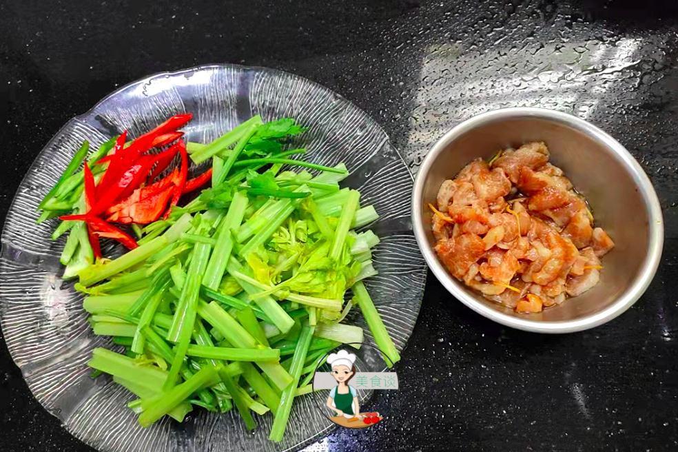 芹菜杆|便秘最怕此菜，冬天干燥要多吃，给肠道洗洗澡，润肠通便预防便秘