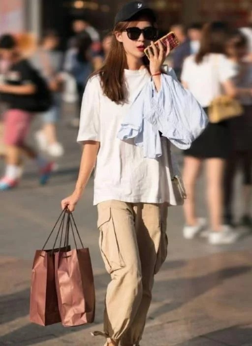 街拍:身材苗条的小姐姐,黑色背心配牛仔裤,时尚气质十足