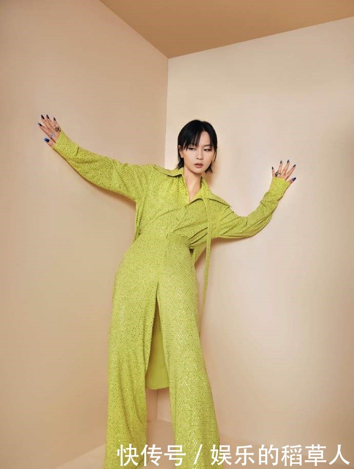 造型|周笔畅最新舞台造型,黄色碎钻套装明艳动人风采