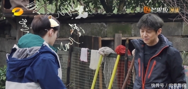 张艺兴初来乍道,略显手足无措,想帮忙却无处下手,只能求助师傅