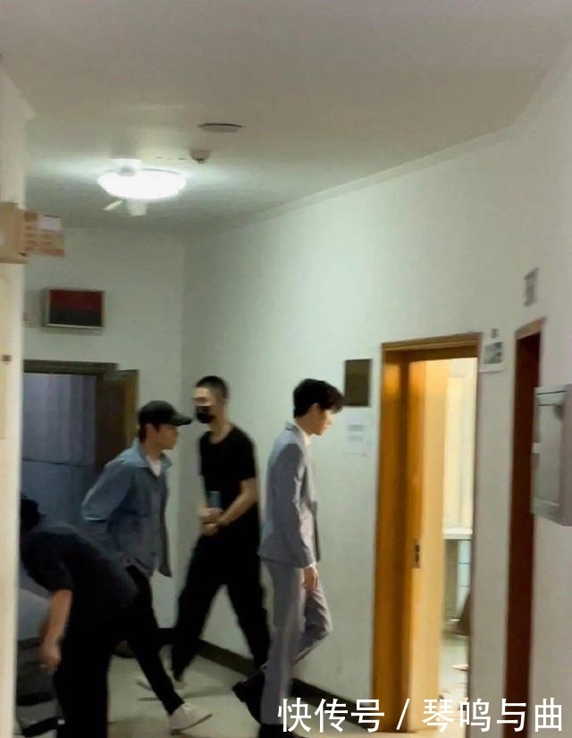 央视五四晚会女生近距离看到王俊凯穿西装连身尖叫,这身材绝了