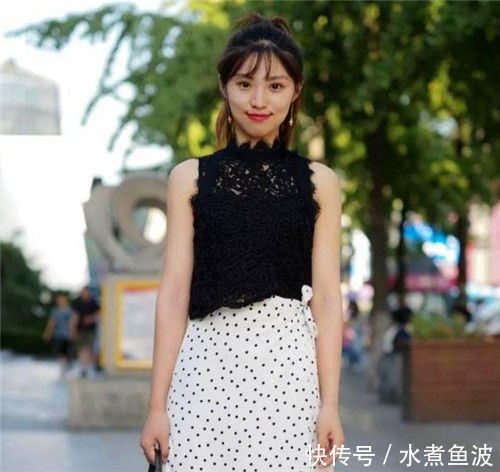 街拍浅妆容颜的小美女,一身简约时尚的穿搭打造出高贵典雅的女神范