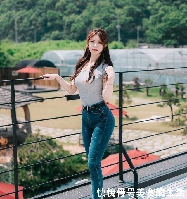 优雅|牛仔裤小姐姐，秀出优美曲线魅力迷人，优雅气质小女人