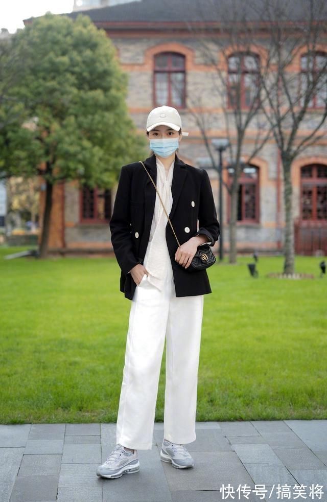 时尚 靓女很懂时尚,高跟鞋搭配牛仔的短裤,更加引人关注