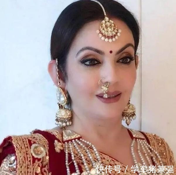 印度首富$印度首富老婆珠宝夸张且佩戴方式另类,而我们更适合轻奢珠宝!