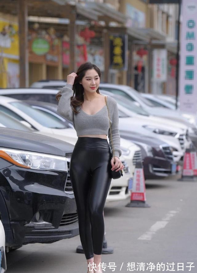 皮裤 超短针织上衣搭配高腰皮裤,微胖身材小姐姐如此穿搭瞬间变身女神!