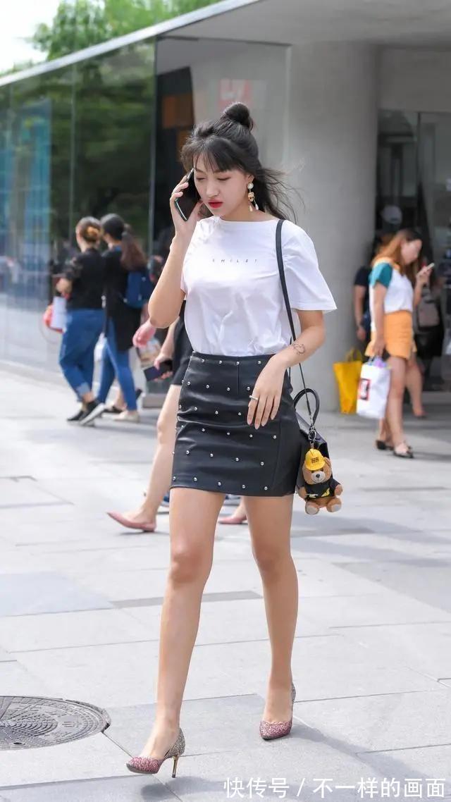 时尚 白色上衣配黑皮裙,散发出时尚魅力!