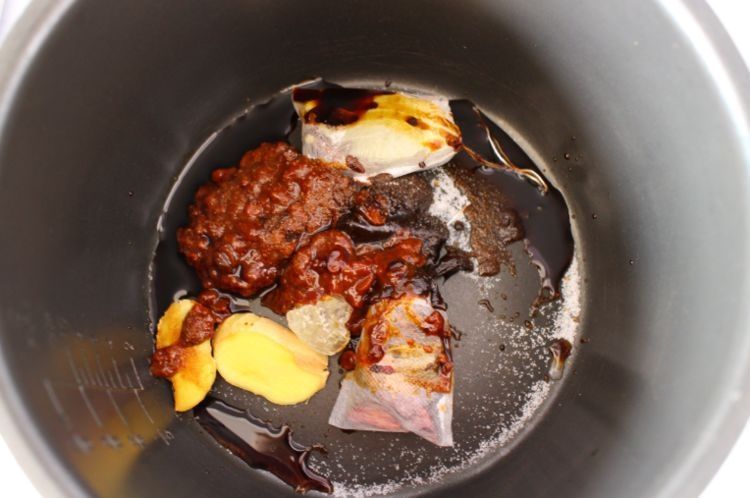 做酱牛肉，牢记“3泡2酱1色”，保证颜色红亮，酥烂入味，很筋道