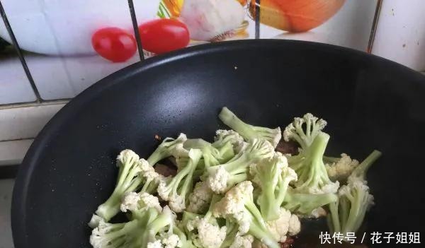 花菜有人焯水,有人直接下锅炒,都错了,看饭店大厨是如何做的