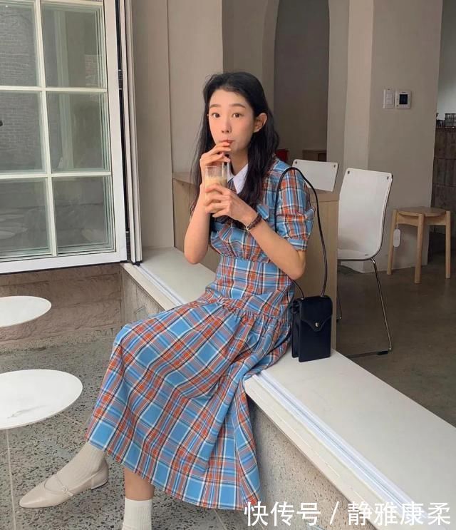 泰迪卷+仙女裙，漏耳短发+T恤，今夏这么搭时髦炸了洋气又减龄