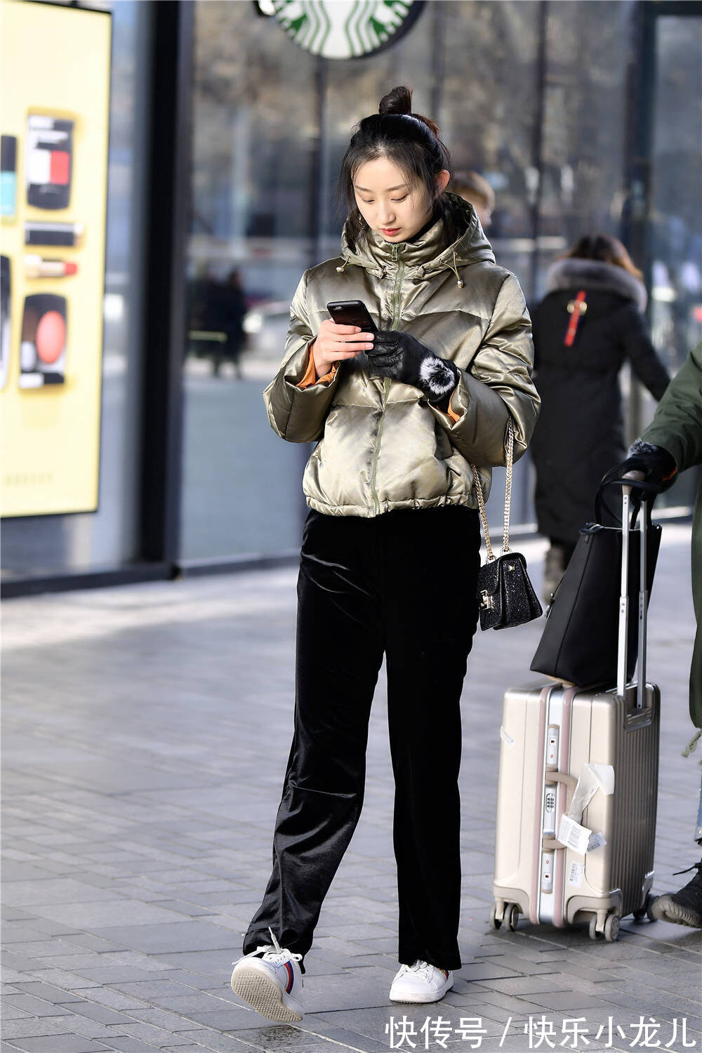 风格 黑色丝绒长裤搭配白色板鞋,军绿色短款羽绒服,冬季小女生穿搭