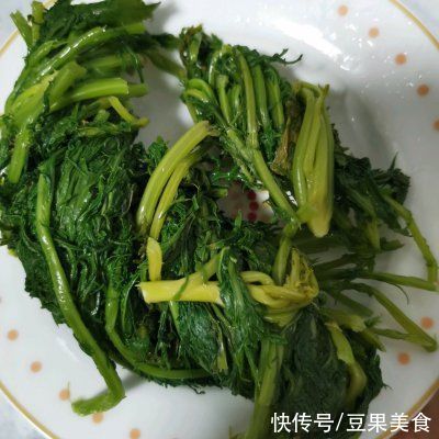 跟妈妈学快手做酸菜一口下肚，唇齿留香