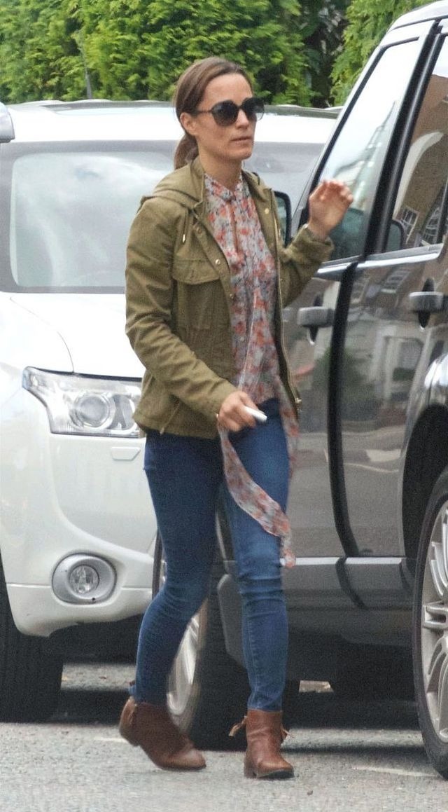 发福|凯特妹妹产后半年发福!首次穿阔腿裤暴露身材短板,姐姐身材完胜