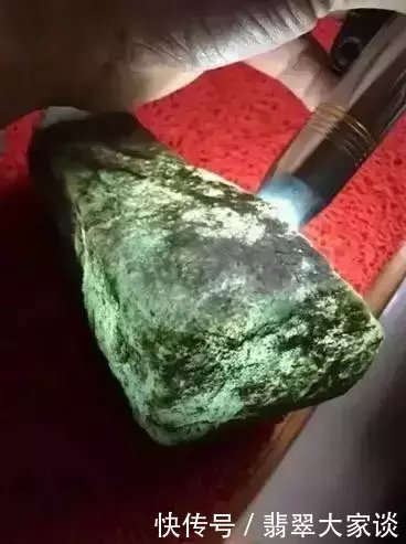 赌石|赌石实战17万买下一块只有一个翡翠手镯位的料子,直接开切