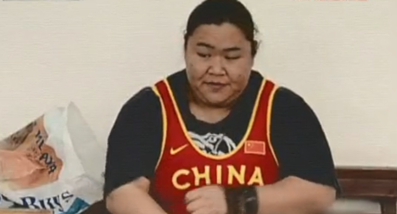 孙爱民|“举重冠军”唐功红:冒死一举为国夺冠,33岁闪婚普通人收获幸福