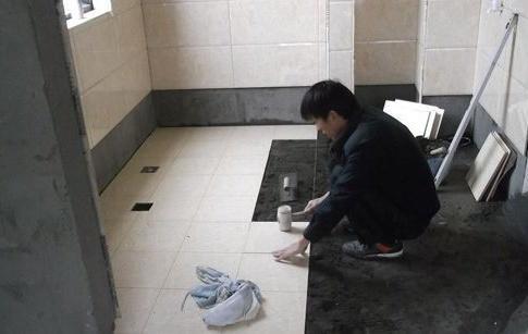 空隙|卫生间贴瓷砖,老婆非要墙边留“空隙”,老师傅直夸是个懂行人