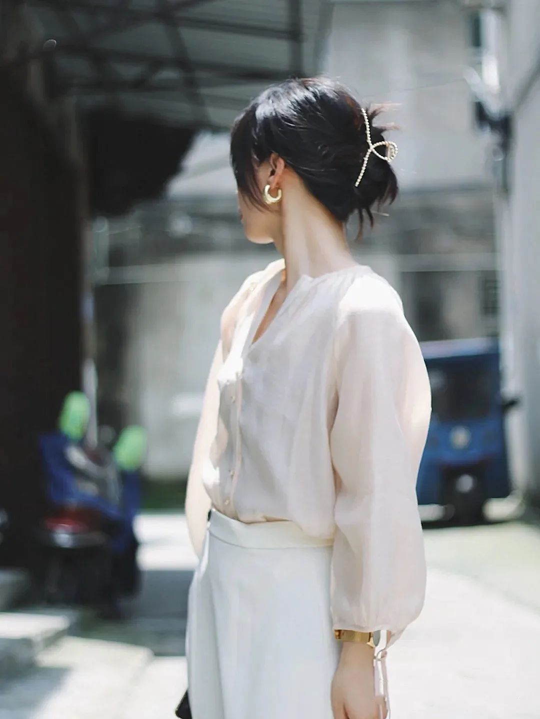 丝巾 别再披头散发了!这3个发型小技巧显嫩又高级