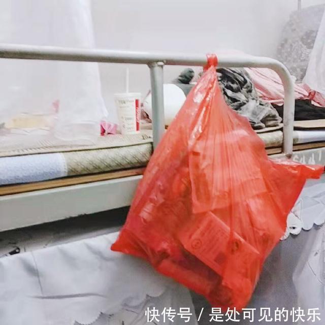 |搞笑图片：宿舍上铺女生床头垃圾袋，从未见她更换过，劝她也不听