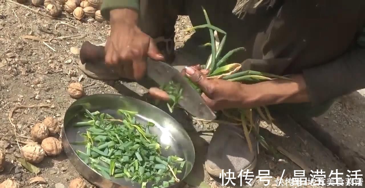 葱油鸡|尼泊尔山区贫困村民杀鸡招待中国客人，鸡肉做法特别，味道确实好