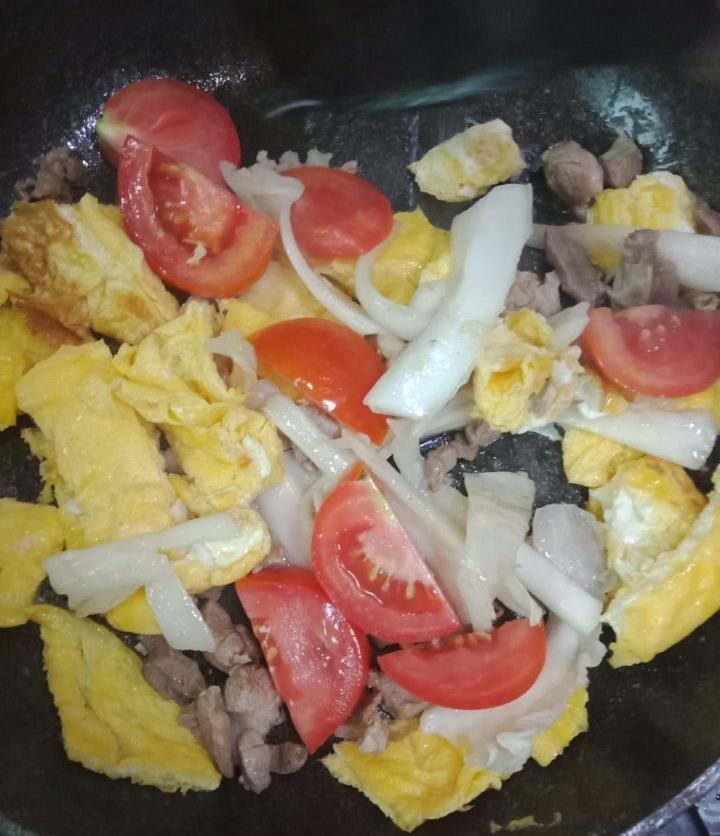 这一锅有菜有肉又有蛋，色香味美，儿子吃到吮手指，太好吃了