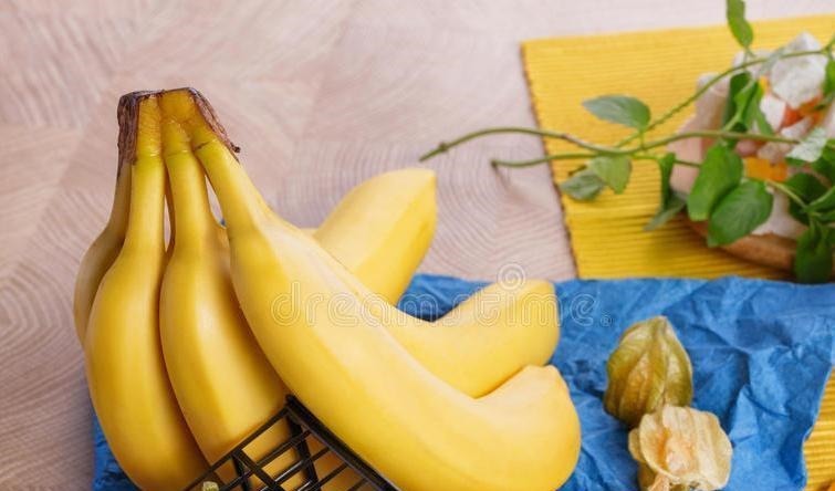 香蕉好吃却不容易保存教你一个妙招，放一周不腐烂不变黑